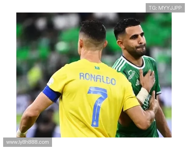 费尔南德斯点球破门 C罗紧张躲队友身后表情引发热议